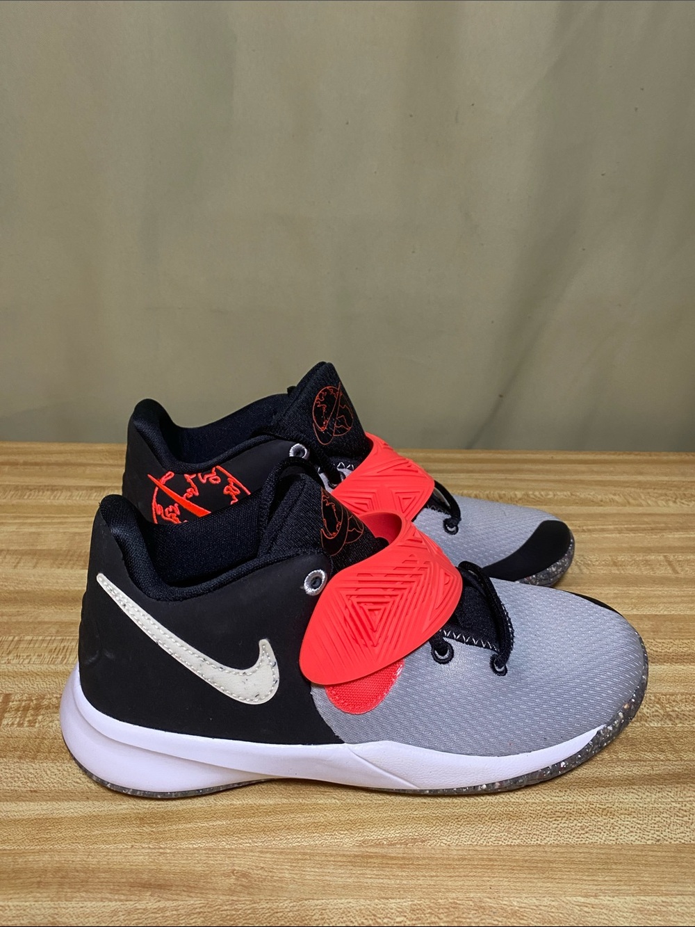 Nike Kyrie Flytrap 3 SE Hs Light Smoke Gray Bright Crimson Size 4.5Y NWOT
